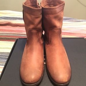 Frye cara short cognac sz. 8.5